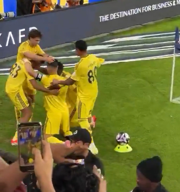 绝杀瞬间！<a href=/qiuxingziliao/zuqiujingsai/122.html target=_blank class=infotextkey>菲利克斯</a>给C罗戴上“胜利信物”，C罗跳舞回应嗨爆！